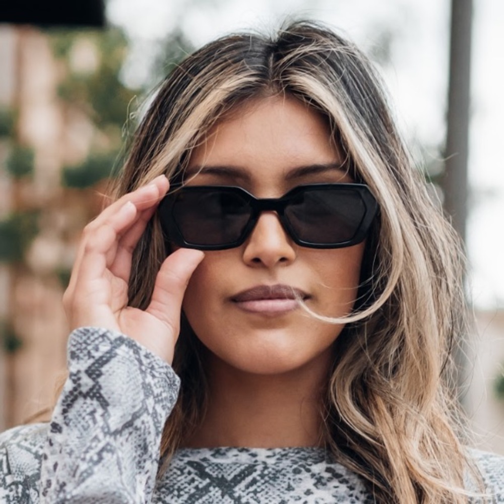 Black Frame Sunglasses 🕶